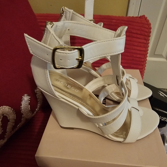 Ladies white wedge heel sandal - Picture 1 of 3